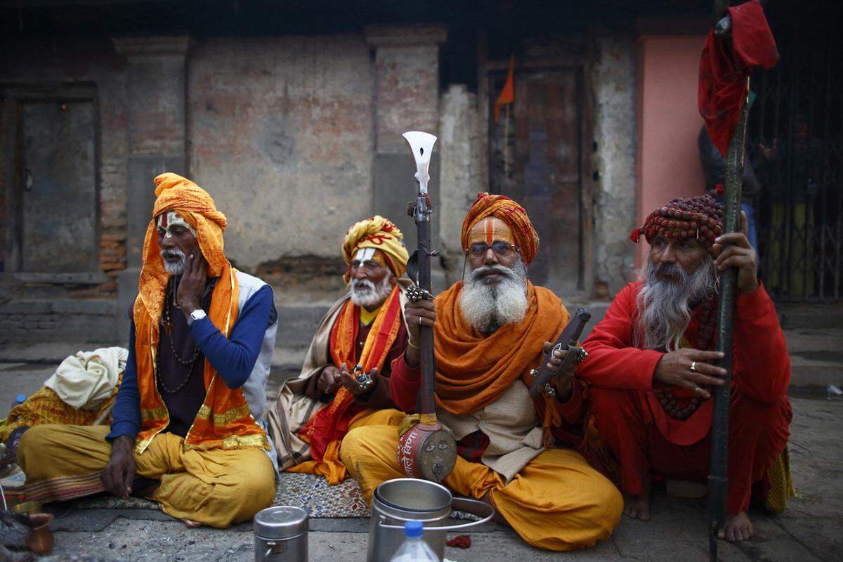 Gläubige besuchen meist schon Tage zuvor Shivaratri Wallfahrtsstätten wie etwa die Höhle Shiv Khori in Kaschmir, wo ein natürlich gewachsener Linga oder Lingam, ein länglicher Stein, verehrt wird.