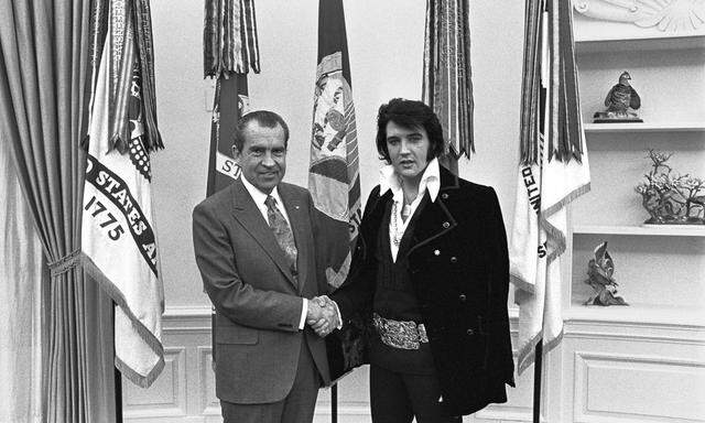 Elvis Presley wurde auf eigenen Wunsch hin von Nixon zum Bundesdrogenfahnder ernannt – und kam so zu einer Dienstmarke des „Büros für Narkotika und gefährliche Drogen“. Selten wurde ein derart kapitaler Bock zum Gärtner gemacht.