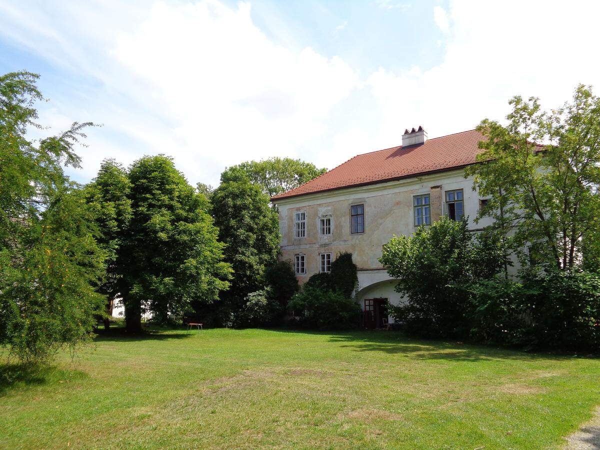 Ein weiterer Trakt des Brauhauses. An der Fassade lässt sich der ehemalige Anbau - eine Brauhalle - noch gut erkennen.