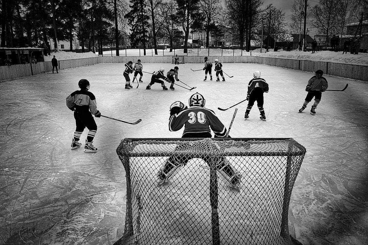 Vladimir Pesnya, Russia, 2015, Sputnik Pesnya zeigt in seiner Fotoserie "Wetlugas Hockey" die Spieler eines Amateur-Eishockey-Clubs in Wetluga im ländlichen Russland.