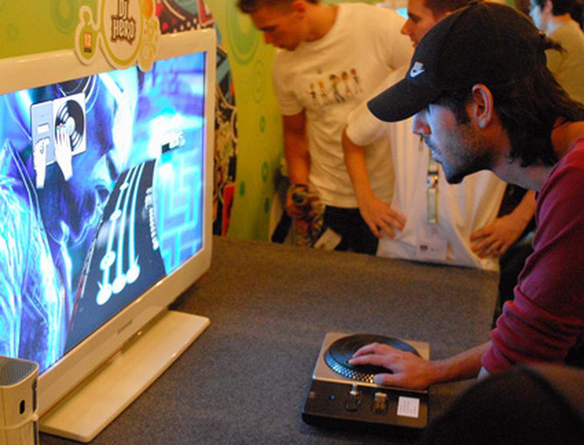 DJ Hero nimmt das erfolgreiche Konzept der Rock-Musikspiele und legt es auf die Elektronik- und HipHop-Ecke um. Passend dazu ein Controller, der wie ein Plattenspieler aussieht.