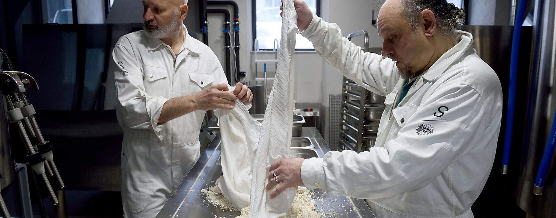 Michael Bezwoda (ganz links) und Matthias Schweger produzieren seit Kurzem Sake in Wien. Im Bild wird gerade gedämpfter, mit Koji-Pilz und Gärhefen versetzter Reis händisch entklumpt, bevor er in den nächsten Tank kommt.