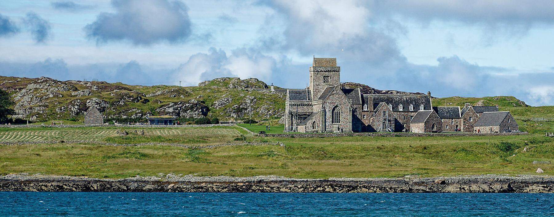 In den1930ern vor dem Verfall gerettet: die mittelalterliche Klosteranlage auf der kleinen Hebrideninsel Iona.
