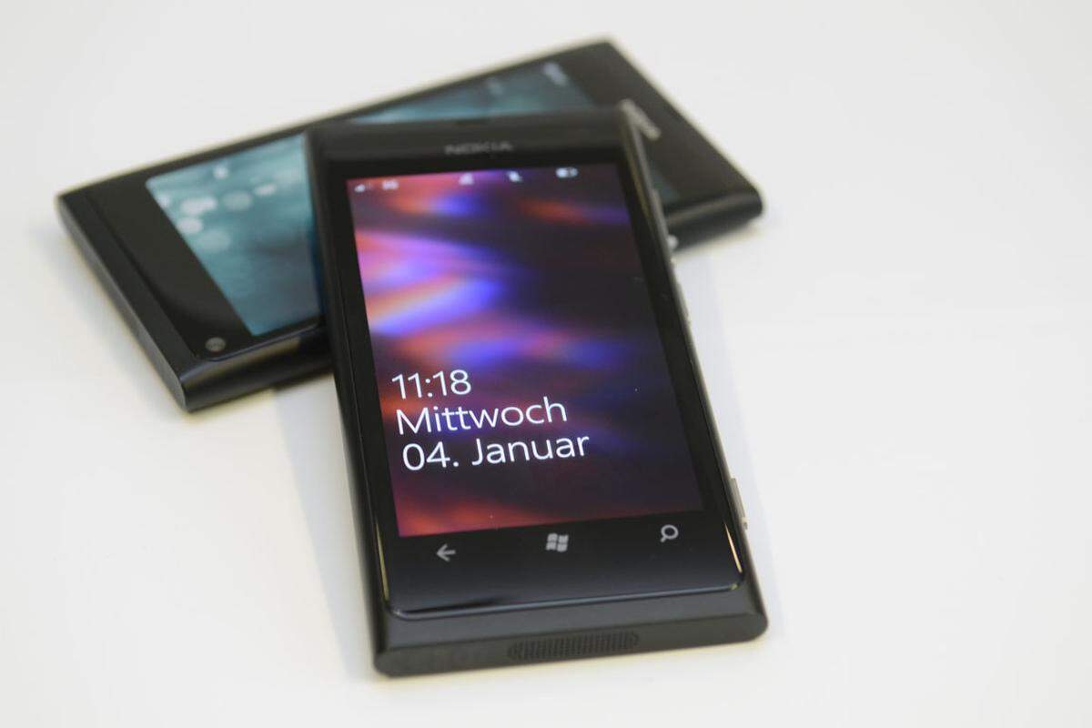 Das Nokia Lumia 800 ist ein solides, flottes und äußerst hübsches Smartphone. Positiv sind auch die kostenlose Offline-Navigation und die brauchbare Kamera. Windows Phone an sich ist zwar ein bereits ausgereiftes Stück Software, stellt sich bei vielen Gelegenheiten leider selbst ein Bein. Das Lumia 800 bietet aber das bisher rundeste Gesamtpaket der bisherigen Geräte mit dem Microsoft-System.Zum vollständigen Testbericht >>>