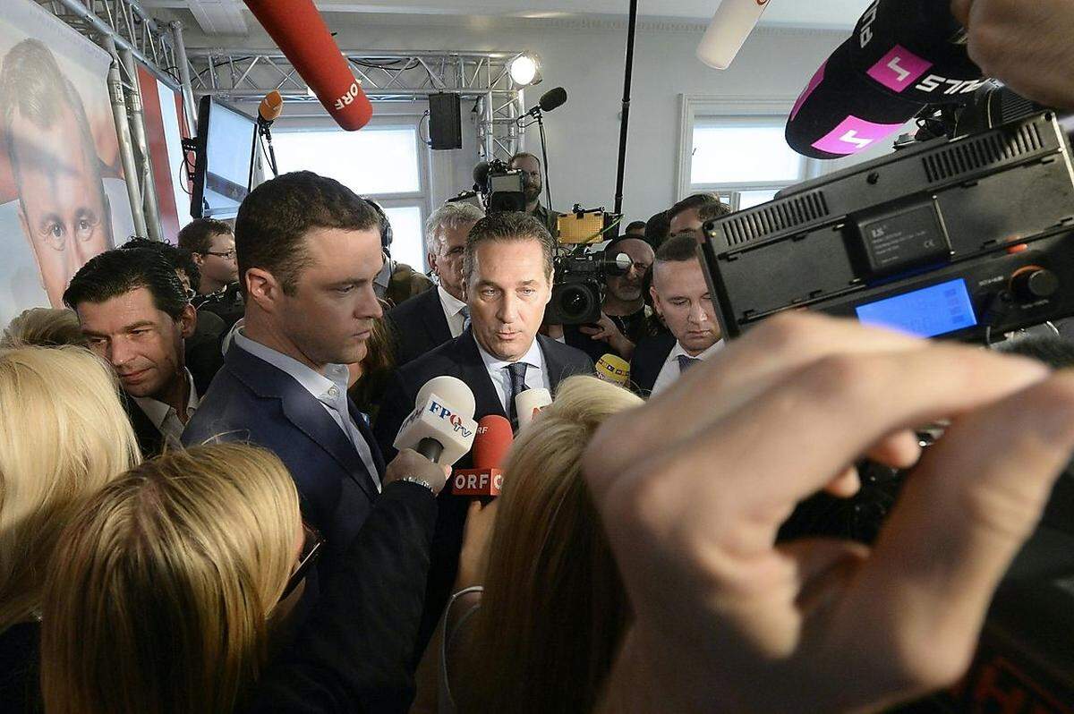 Die Zentrale war zum Bersten voll. Doch mehr als FPÖ-Funktionäre waren hier Journalisten versammelt. Auch der Medienandrang aus dem Ausland war groß. FPÖ-Chef Heinz-Christian Strache bedankte sich bei seinem Kandidaten. Es sei ein "Tag der Freude".