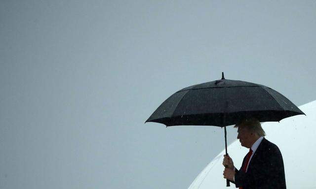 Donald Trump lässt seinen Stabschef Reince Priebus im Regen stehen.
