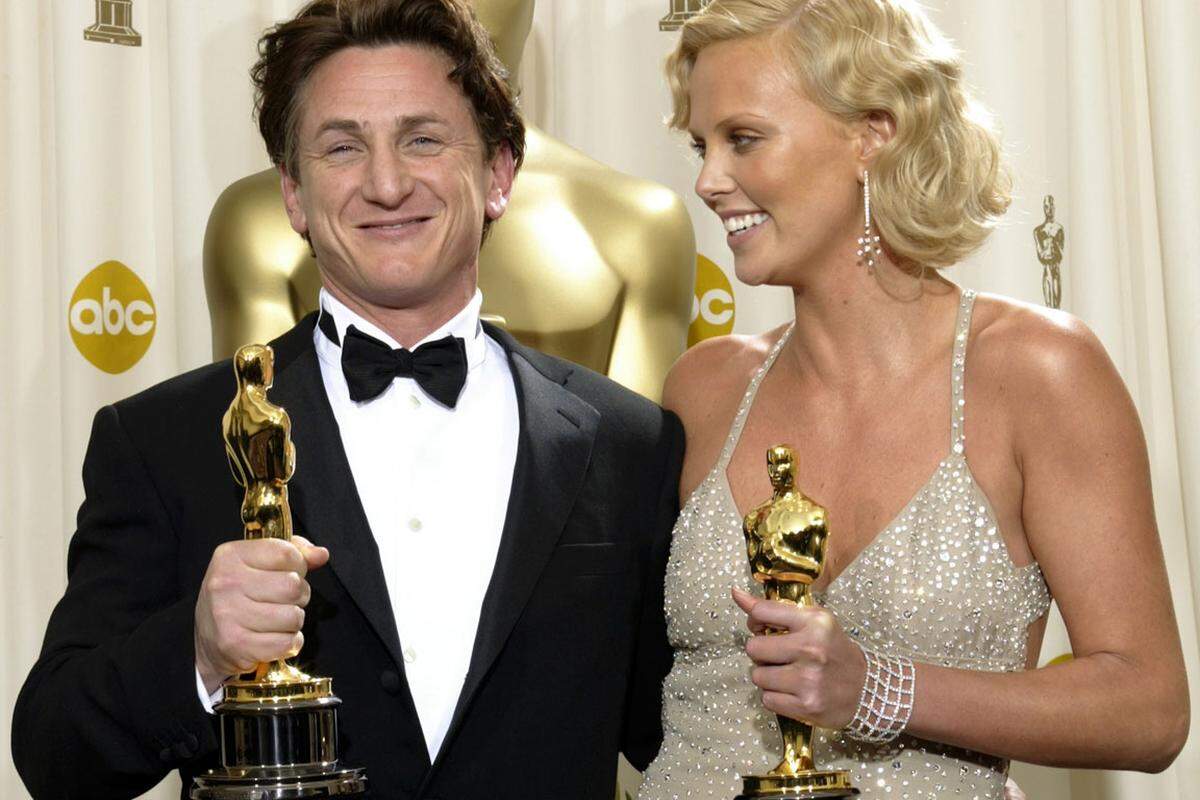 Geruchte uber eine Liaison der beiden Oscar-Preisträger Charlize Theron und Sean Penn gibt es schon lange, am Wochenende haben sich die Spekulationen laut "Daily Mail" bestätigt. Die beiden besuchten gemeinsam eine Spendengala von Penns Haiti-Hilfe in Beverly Hills. Und, ja, sie haben sich gekusst.