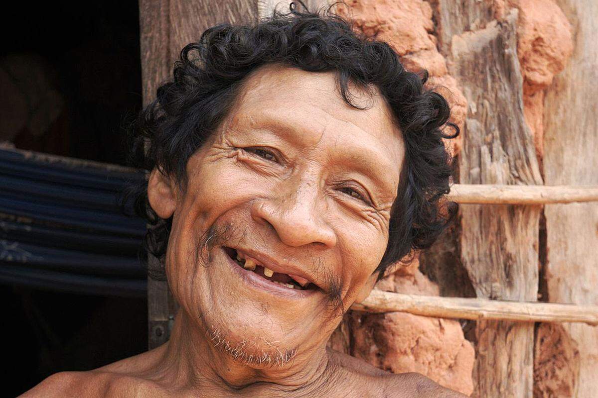 Anlässlich des Vatertags am 9. Juni wollen wir Sie auf eine beeindruckende Bilderreise mitnehmen.Im Bild: Karapiru, ein Awá-­‐Vater, steht in seinem Zuhause im brasilianischen Bundesstaat Maranhão und lächelt in die Kamera.