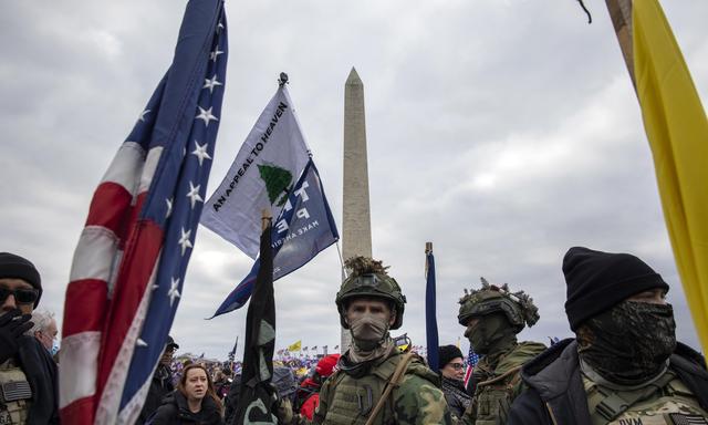 Radikale Trump-Anhänger mit umgekehrtem Sternenbanner und der Pinien-Fahne vor dem Kapitol. 