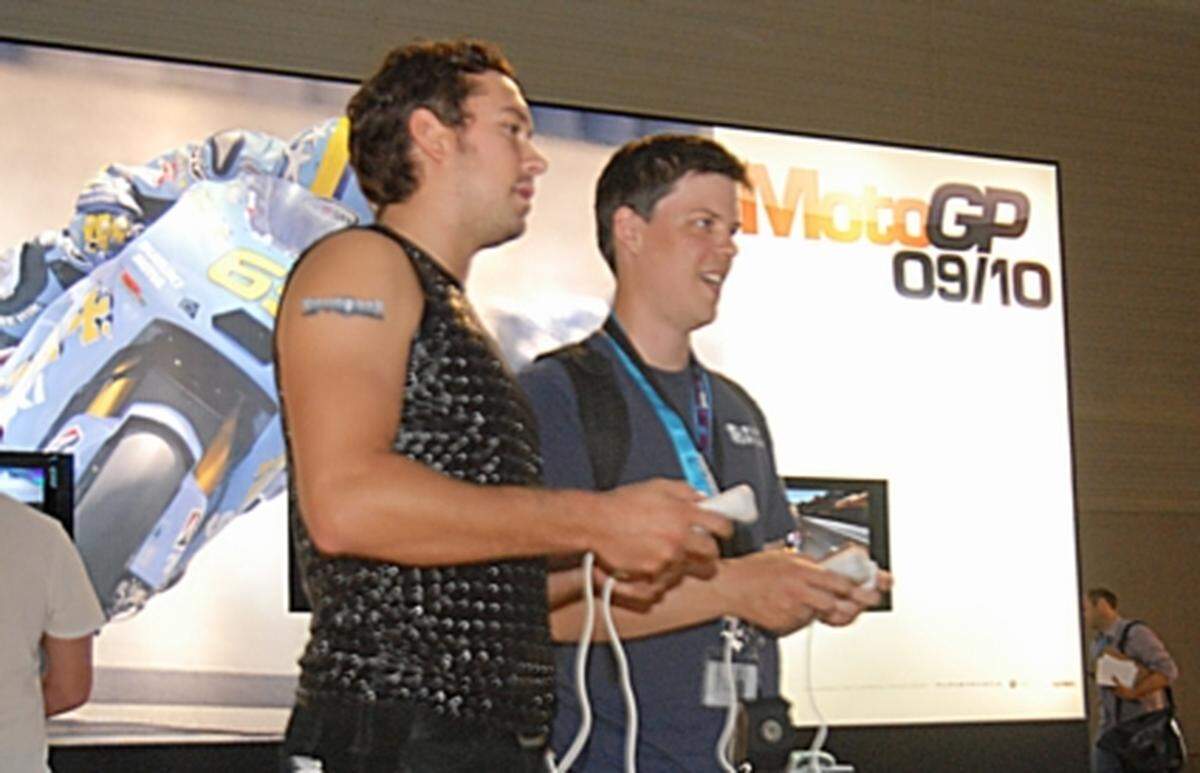 "Messe-Babes" sind ja keine Neuheiten mehr. Am Stand von Capcom macht auch ein männliches Pendant seine Runden. Stilsicher ärmellos und mit zahlreichen Wii-Controllern in der Gürteltasche half der Vertreter seiner Zunft Besuchern bei den ausgestellten Spielen.