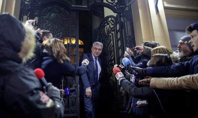 Rumäniens Premier Tudose verlässt die Sitzung seiner Sozialisten. Er ist zurückgetreten, weil er nicht mehr das Vertrauen der eigenen Partei hat. 