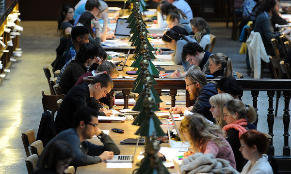 Archivaufnahme aus dem Großen Lesesaal der Österreichischen Universitätsbibliothek Wien.