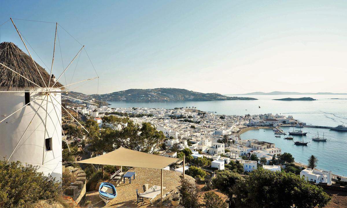 Weiß-blau und blau-weiß bis ins Detail, kontrastiert mit mykenischem Rot, seltener mit dunklem Grün oder einem Sonnengelb. Mykonos' Altstadt ist für den Besucher ein einziges Fotomotiv. Jede Gassengabelung ein Blickfang, jede Auslage ein Hingucker. Da hängen Sarongs in Blautönen und handgerollte Nudeln von Lila bis Gelb, blitzen Glitzer-Flip-Flops und Designergoldschmuck. Auf jedem weiß getünchten Mauervorsprung ist Platz für einen Sitzpolster, manchmal besetzt von einer Katze.