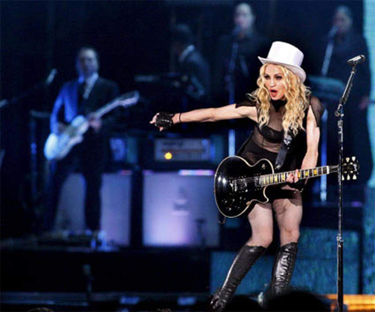 Madonna gab ihr erstes Live-Konzert in Österreich auf der Wiener Donauinsel - und ihrem Ruf folgten 50.000 Menschen, die mindestens 99 Euro pro Karte zahlen mussten.