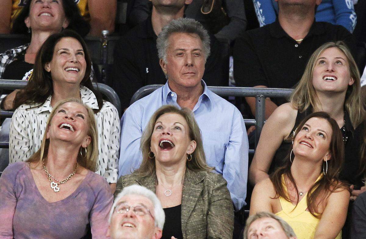 Manch Videowall ist doch ein Hund, oder wenn die Reihe vor dir bemerkt, wer denn hinter ihr sitzt. Dustin Hoffman bei den LA Clippers.