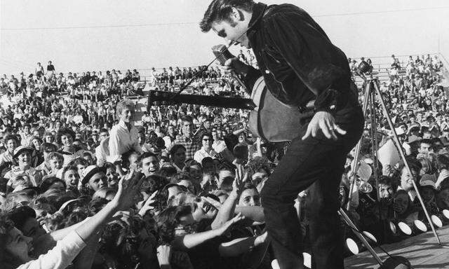 Elvis Presley und seine Fans. Ein undatiertes Bild. 