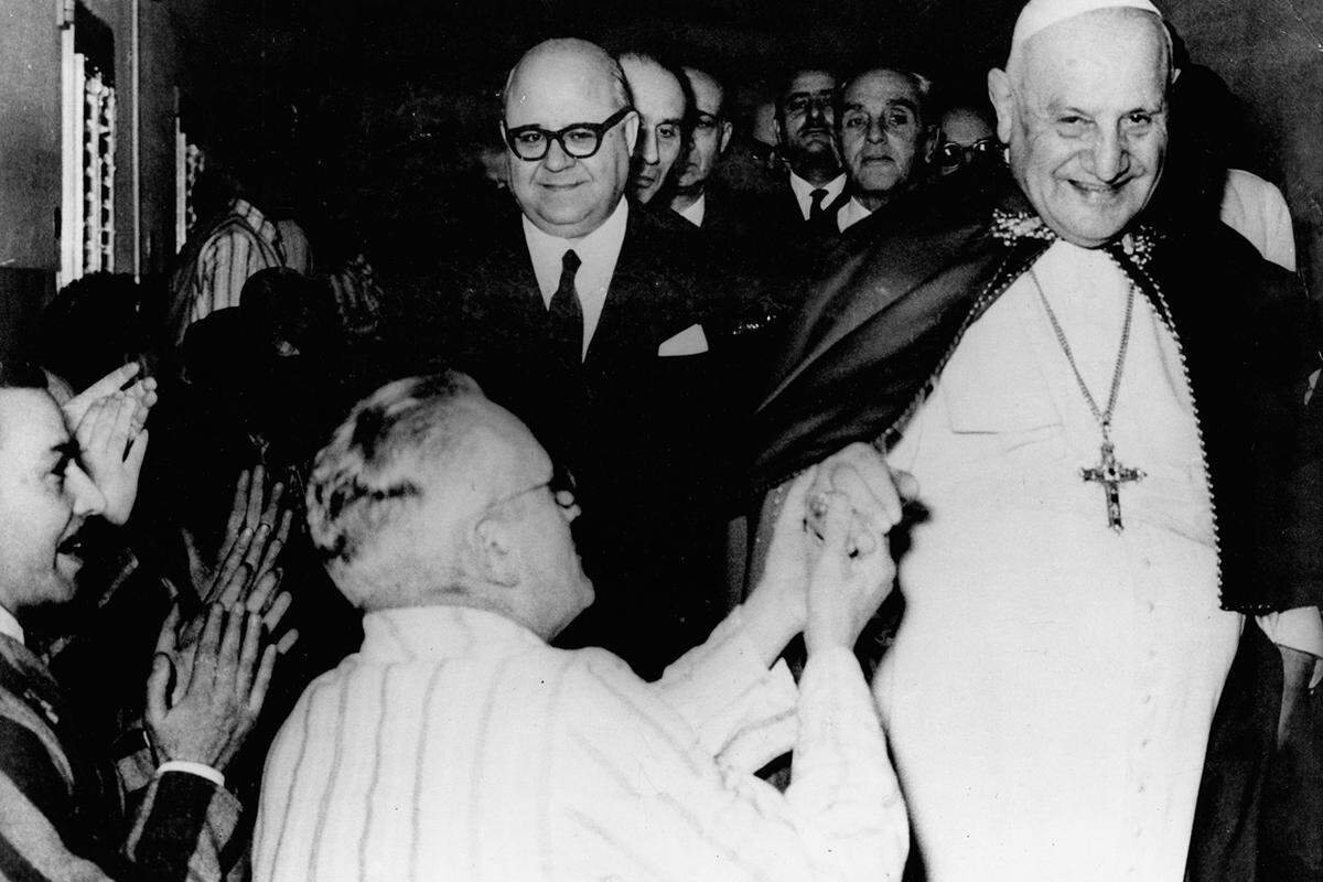 Und er prägte ein neues, menschlicheres Papstbild, das weit über die Grenzen der Kirche hinaus wirkte: Nach dem asketisch strengen Römer Pius XII. (1939-1958) war der norditalienische Bauernsohn mit dem stattlichen Leibesumfang und dem gütigen Lächeln ein Papst ganz anderer Art: Er strahlte Güte, Wärme und Menschenfreundlichkeit aus, was ihm schon bald den Beinamen "papa buono" eintrug.Im Bild: Johannes XXIII. besucht 1958 das Gefängnis Regina Coeli in Rom.