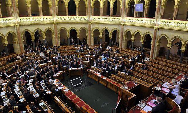 Das ungarische Parlament beschließt umstrittenes Asylgesetz.