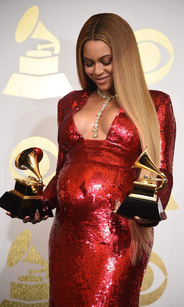 "Du bist unser Licht", sagte Adele zu ihrer Konkurrentin Beyonce. Es war der versöhnliche Abschluss eines monatelangen Wettbewerbs um den begehrtesten Musikpreis der Welt. Britische Bodenständigkeit gegen amerikanischen Glamour. Am Ende gehen nun beide Frauen als Siegerinnen von der Bühne, wenn auch aus unterschiedlichen Gründen. Im Bild: Beyonce mit ihren Grammys: "Lemonade" wurde als bestes Urban Contemporary Album ausgezeichnet, "Formation" als bestes Musikvideo. 