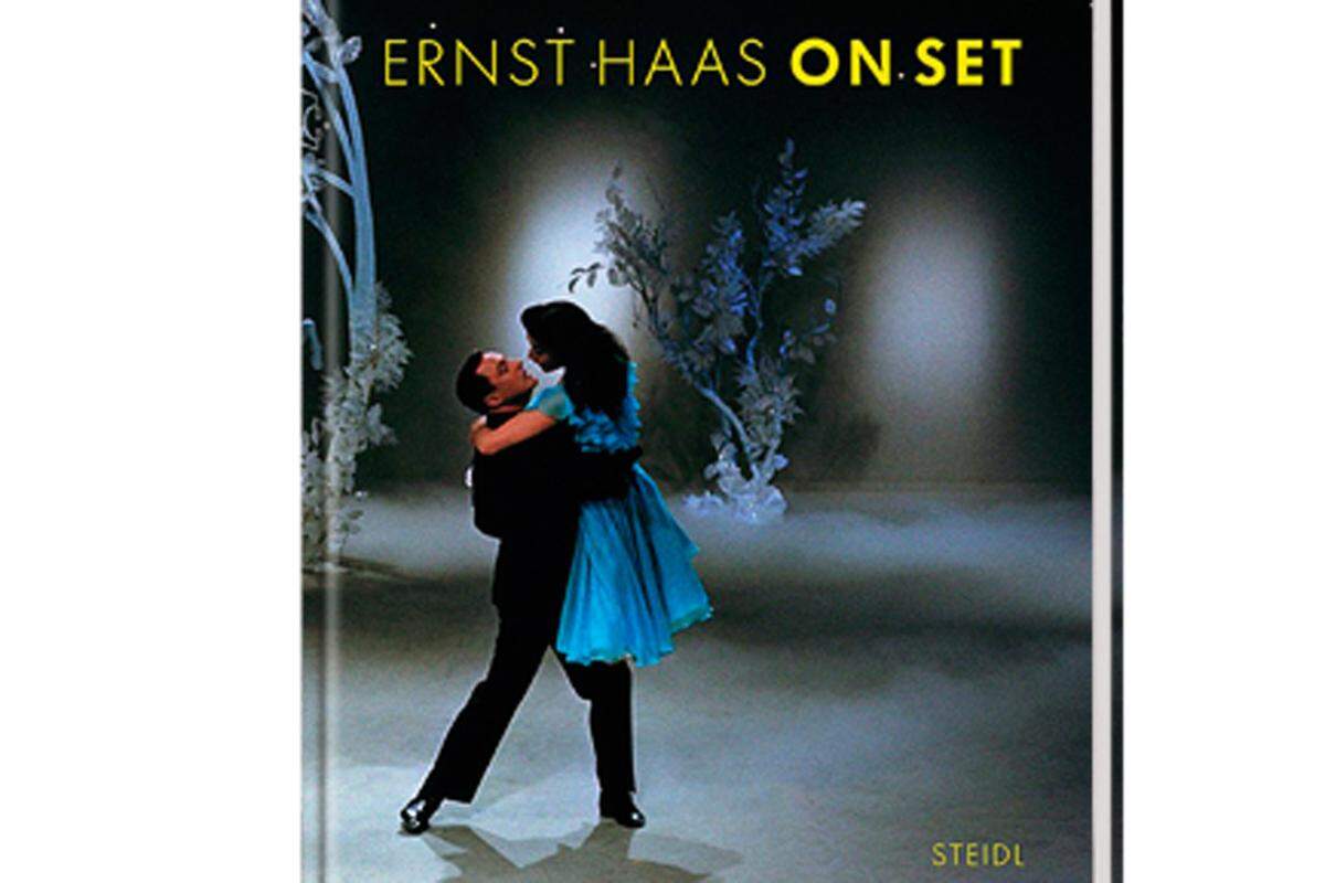 Ernst Haas, geboren 1921 in Wien, begann nach dem Zweiten Weltkrieg mit der Fotografie. 1949 trat er auf Vermittlung von Robert Capa der legendären Fotografenagentur Magnum bei, wo er unter anderem eng mit Ko-Gründer Henri Cartier-Bresson zusammenarbeitete. In den 1950ern machte sich Ernst Haas als einer der Ersten, die in großem Stil in Farbe fotografierten, einen Namen. Das Buch „On Set“ (Steidl Verlag) versammelt Haas’ Fotografien, die er auf Filmsets aufnahm. Dabei hielt er nicht nur Backstage-Szenen wie lesende Schauspieler in den Pausen fest, sondern auch die filmischen Szenen selbst. Und bestand darauf, dass diese Arbeiten als Film Stills galten. Ernst Haas’ Archiv wird heute von Getty Images betrieben.