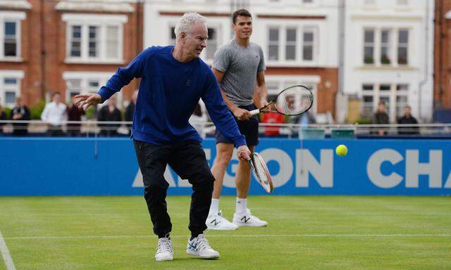 Er hat es nicht verlernt: John McEnroe, 57, trainiert nun Milos Raonic, 25.