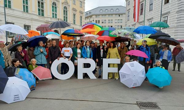 Schirme in allen Farben vor dem Bundeskanzleramt in Wien. 
