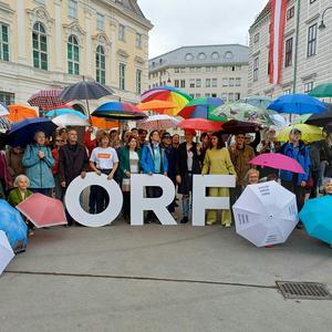 Schirme in allen Farben vor dem Bundeskanzleramt in Wien. 