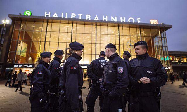 Polizisten am Kölner Bahnhofsvorplatz am Silvesterabend.