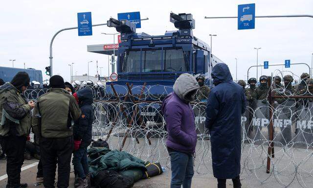 An der EU-Außengrenze zwischen Polen und Belarus harrten am Montag Tausende Migranten auf ihrem Weg Richtung EU aus
