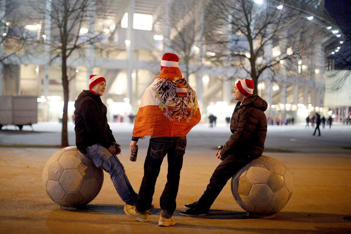 Die Ruhe vor dem Sturm im Ernst-Happel-Stadion. Drei österreichische Fans finden sich vor dem Spiel im Prater ein.