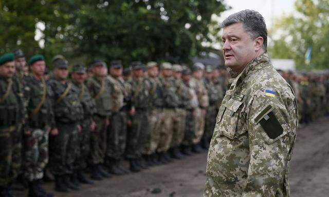 Petro Poroschenko berichtet von russischen Kämpfern und Raketen im Krieg in der Ostukraine.