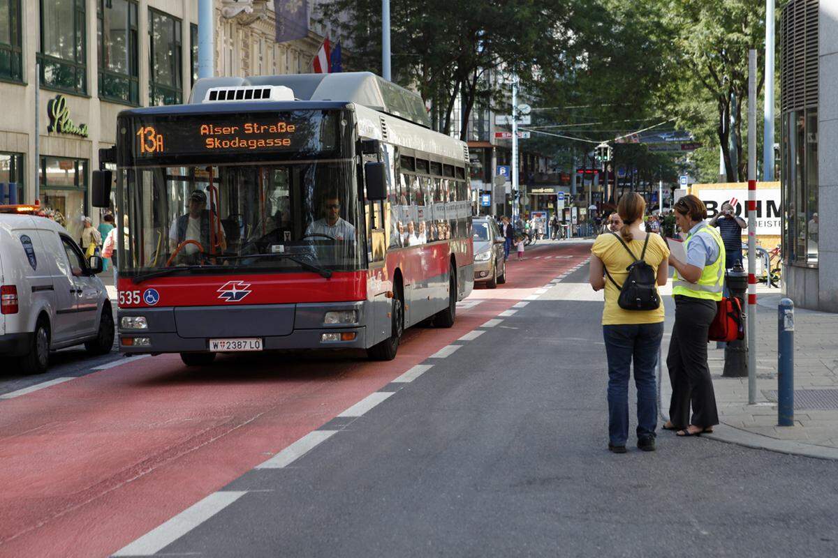 In der Fußgängerzone selbst dürfte die Busspur auch durch ihre rote Markierung auffällig genug sein.