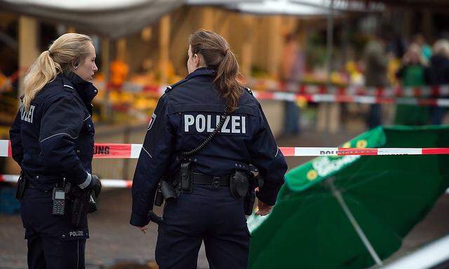 Die Polizei am Tatort in Köln, wo Henriette Reger und vier weitere Menschen attackiert wurden.