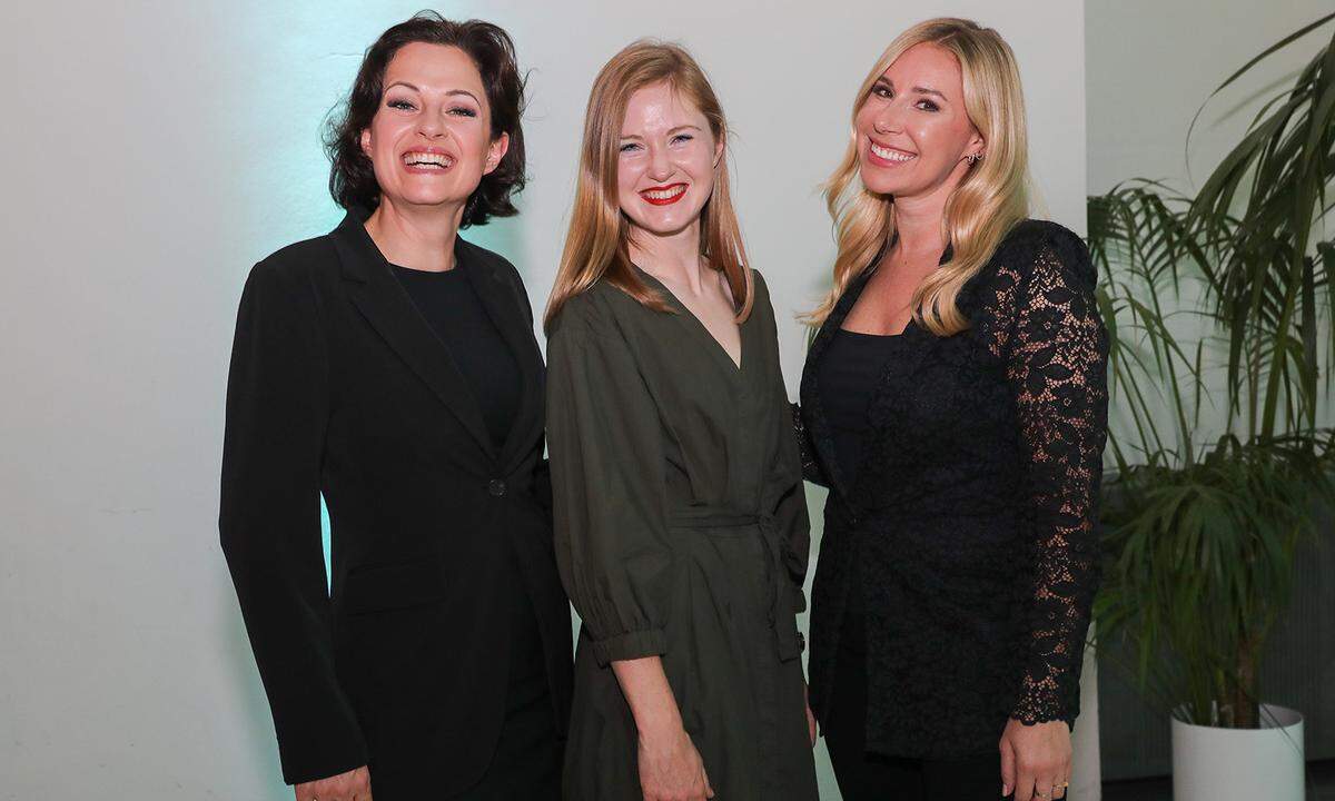 Marlene und Elisa Schatzdorfer, Gesellschafterinnen der Schatzdorfer Gerätebau mit Moderatorin Nina Kraft (v. l.).