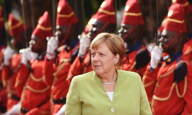 Angela Merkel bei ihrer Westafrika-Reise durch den Senegal, Ghana und Nigeria, wo sie den Fluchtursachen auf den Grund gehen möchte.