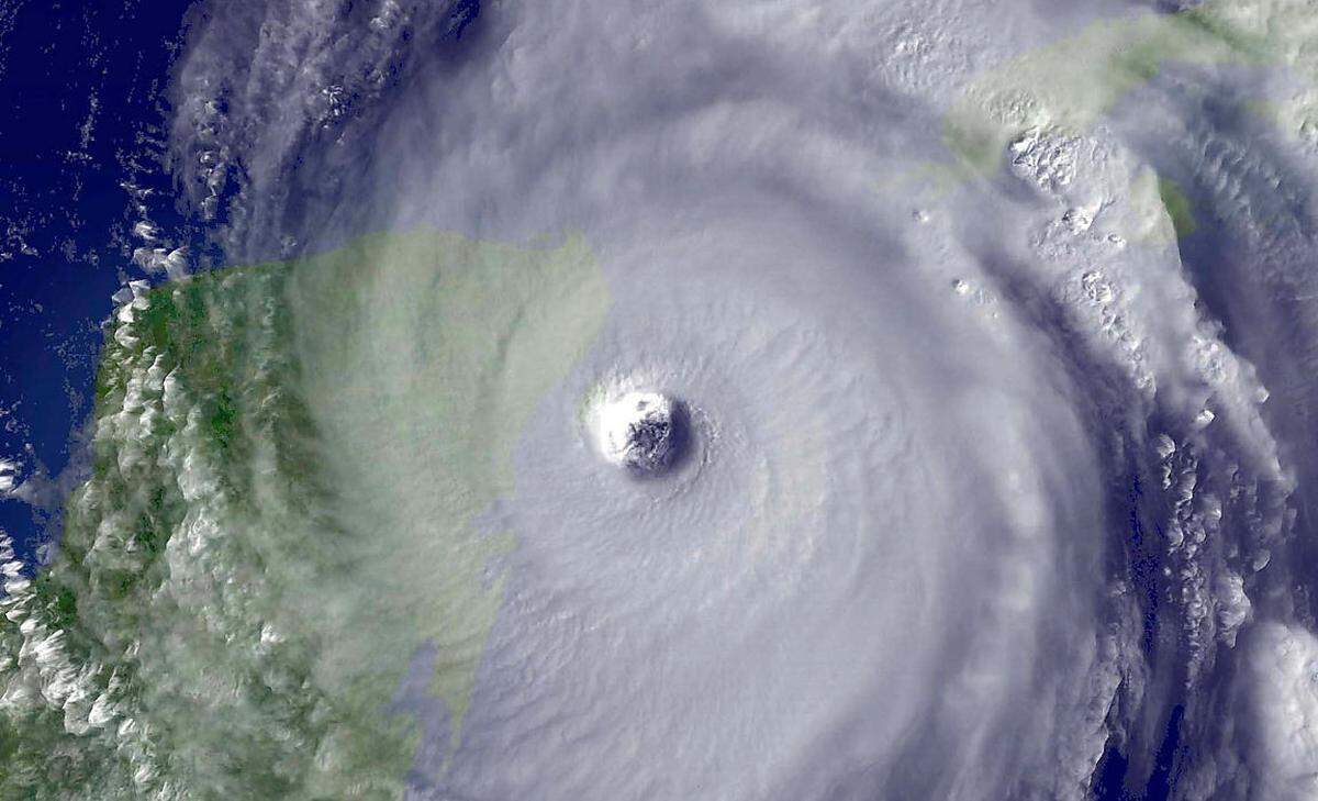 Das Sturmsystem dreht sich kontinuierlich schneller, wodurch sich das berühmte Auge in seiner Mitte formt. In diesem Auge ist es absolut ruhig, der Luftdruck darin ist sehr gering. Luft mit höherem Druck strömt von oben ins Auge des Sturms hinab. Im Bild: Hurrikan Wilma, 2005