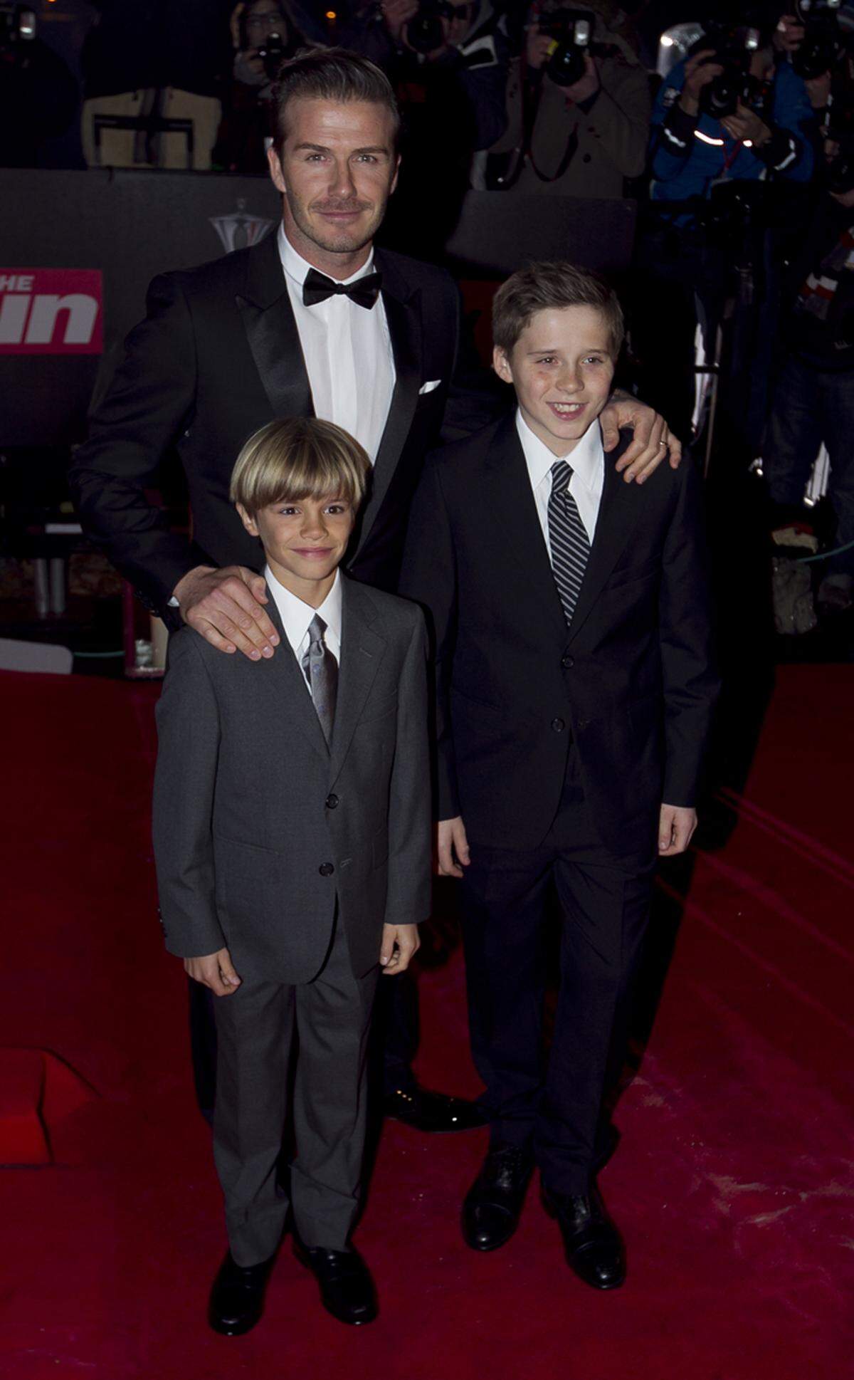 Neben den drei Royals erschienen auch Promis wie David Beckham mit seinen Söhnen Brooklyn and Romeo sowie...