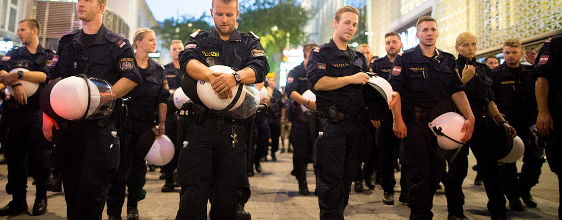 DEMONSTRATION ´MENSCH SEIN IN �STERREICH - GEGEN UNMENSCHLICHEN UMGANG MIT FL�CHTLINGNE´