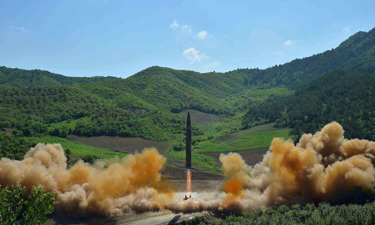 Am 4. Juli, dem US-Unabhängigkeitstag, testet Nordkorea eine ballistische Rakete, die in japanischen Gewässern landet. Pjöngjang spricht von einem ersten erfolgreichen Test einer Interkontinentalrakete des Typs Hwasong-14. Experten meinen, dass sie eine potenzielle Reichweite von 6.700 Kilometern hat und damit theoretisch den US-Bundesstaat Alaska erreichen könnte.