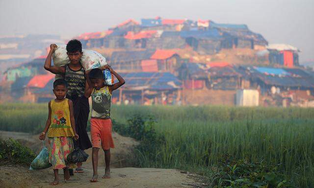 Junge Rohingya tragen Lebensmittel ins Flüchtlingslager in Cox's Bazar in Bangladesch.