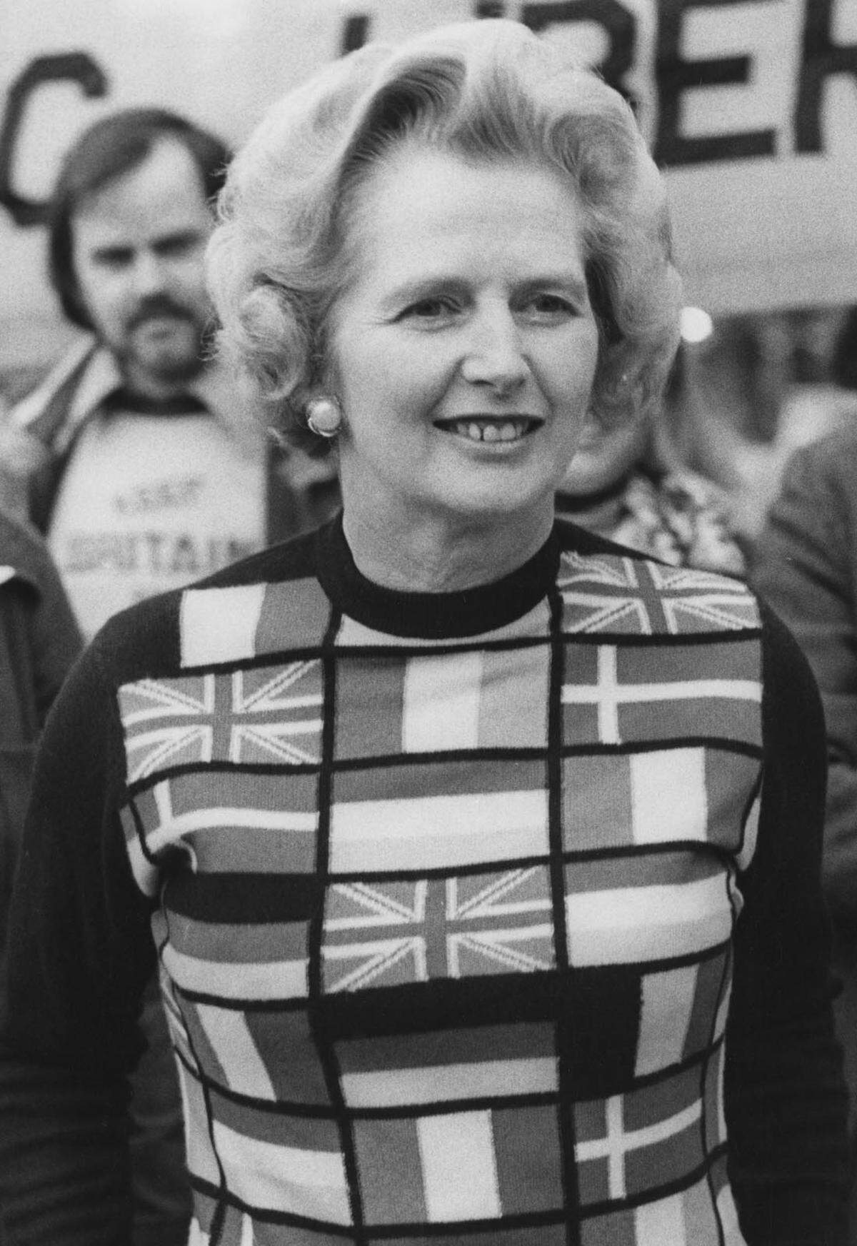 Erstes Brexit-Referendum - nach dem Wahlsieg der EWG-skeptischen Labour-Partei im Oktober 1974 setzt die neue Regierung für den 5. Juni 1975 ein Referendum an. 67 Prozent der Briten stimmen für den Verbleib. Margaret Thatcher, damals gerade neue Oppositionsführerin, sprach sich nicht nur mit ihrer Kleidung für Europa aus.