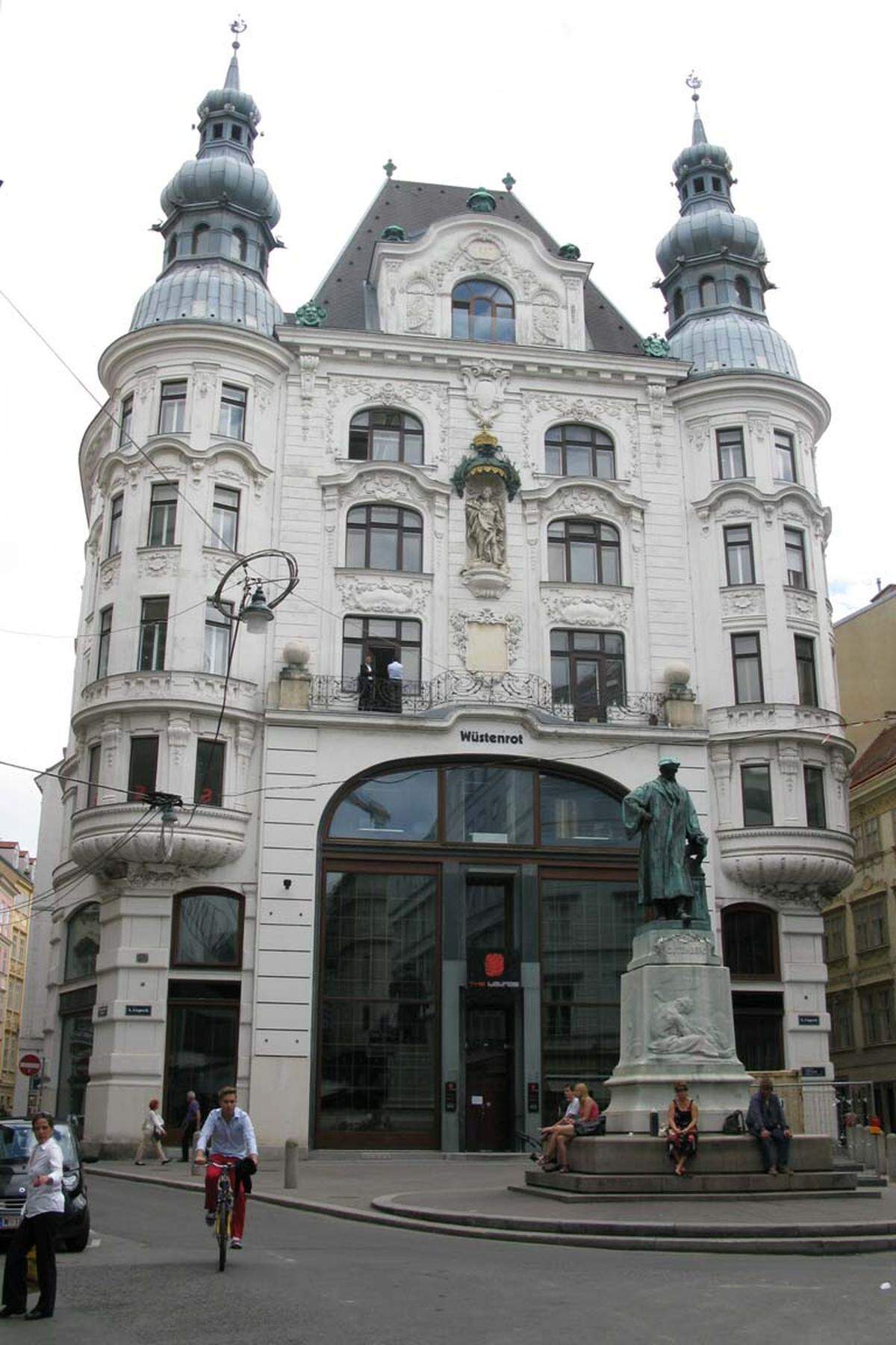 An der Fassade des Regensburger Hofs hat sich bis heute nicht viel verändert. Im Inneren des Gebäudes befindet sich heute allerdings eine Bank und Gastronomie.