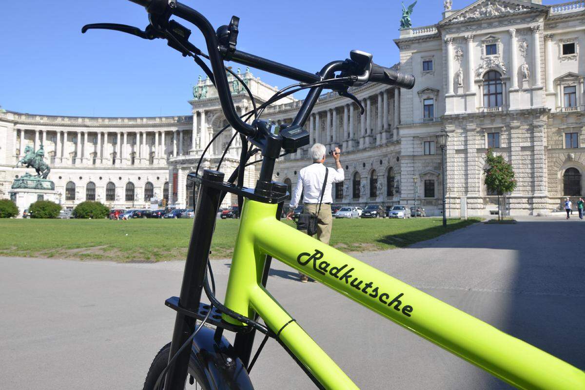 Bisher hat Christoph Ertelthalner das einzige Fahrradtaxi-Unternehmen Wiens betrieben. Insgesamt zehn Räder umfasst seine Flotte. "Faxi" nennt er seine Gefährte, die schon seit zwölf Jahren durch die Bundeshauptstadt fährt. Mit Georg Bacher bekommt er jetzt einen Konkurrenten.