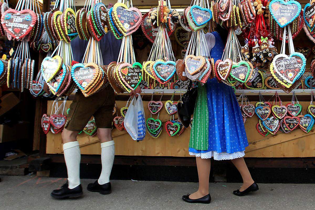 Hüte, Schirme und Ponchos waren die Renner bei den Souvenirverkäufern. Natürlich dürfen auch Lebkuchenherzen nicht fehlen.