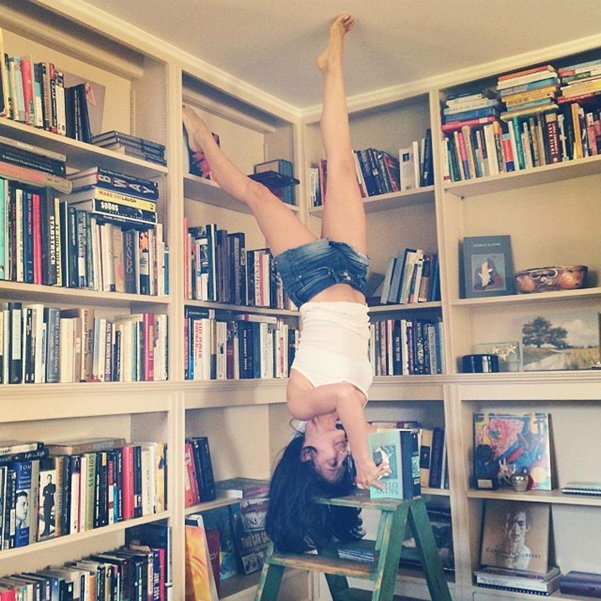 Die Frau des Schauspielers Alec Baldwin agiert in der Öffentlichkeit (per Instagram) kopfüber, meist spreizt sie dabei auch ein paar Körperglieder von sich. Hilaria ist ein Yoga-Junkie.