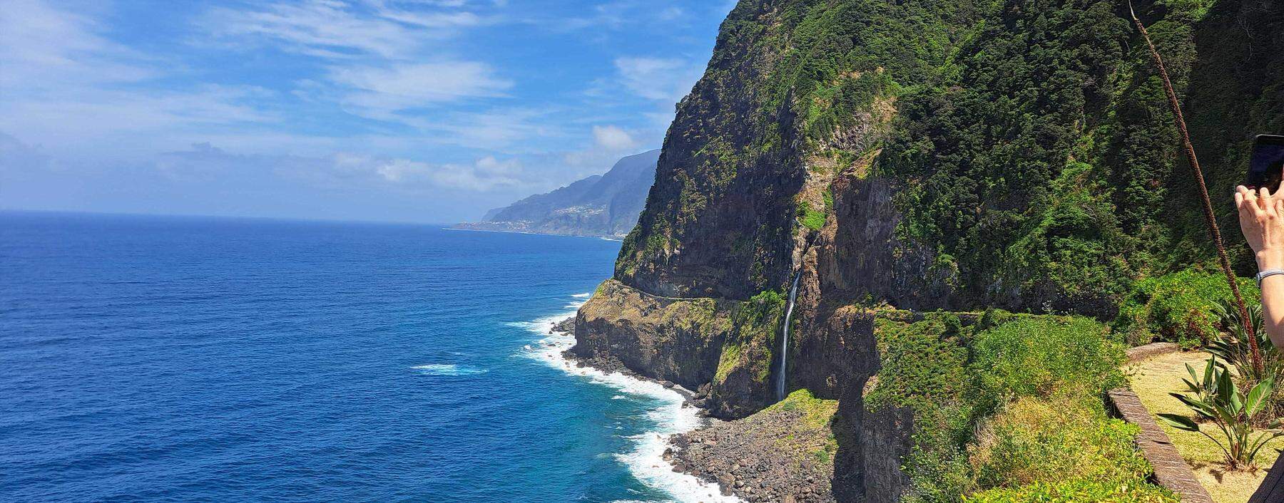 FLuten. Mit jedem bisschen Niederschlag entspringen den Felswänden auf Madeira neue Wasserfälle.