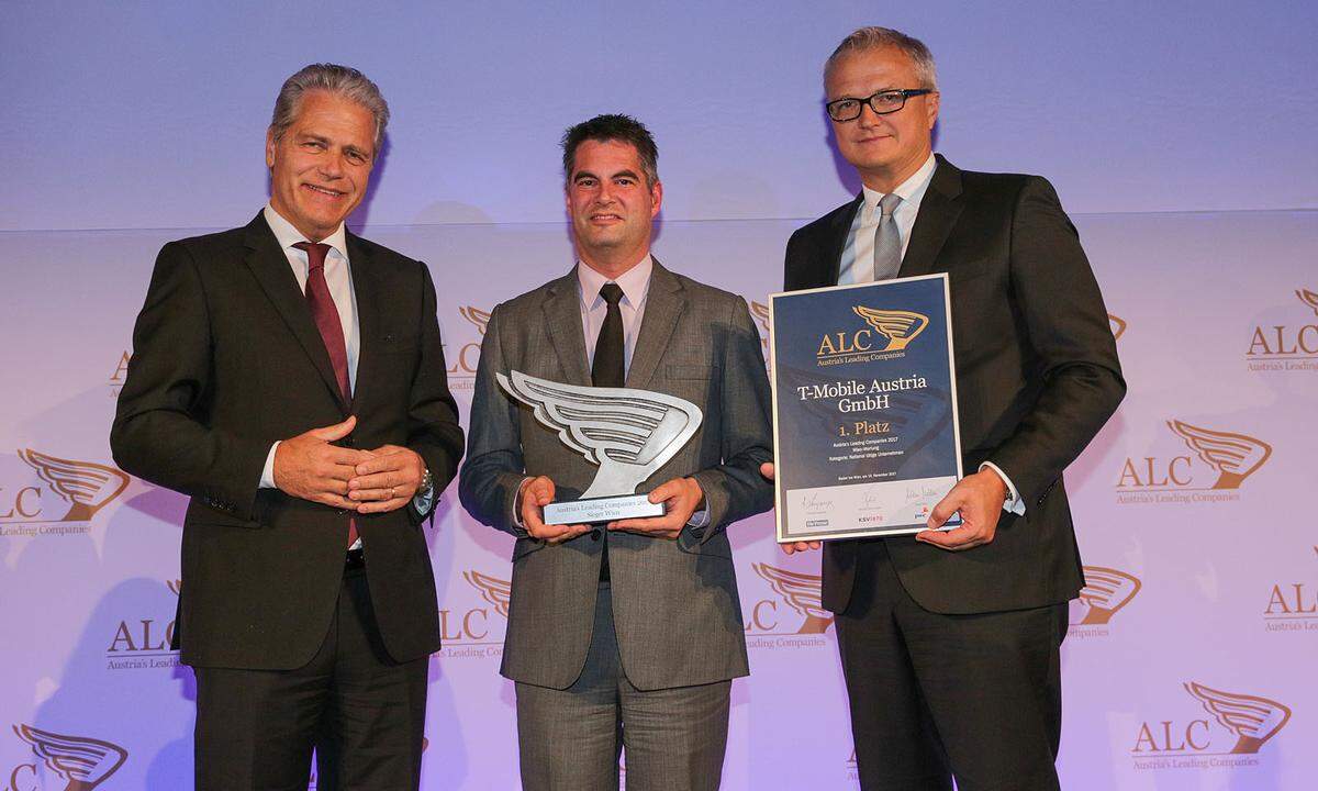 Auszeichnung Wien Kategorie National - 1. Platz (.l.): WKW-Vizepräsident Anton Ofner, Sieger und T-Mobile-CFO Gero Niemeyer und KSV1870-Vorstand Ricardo José Vybiral.