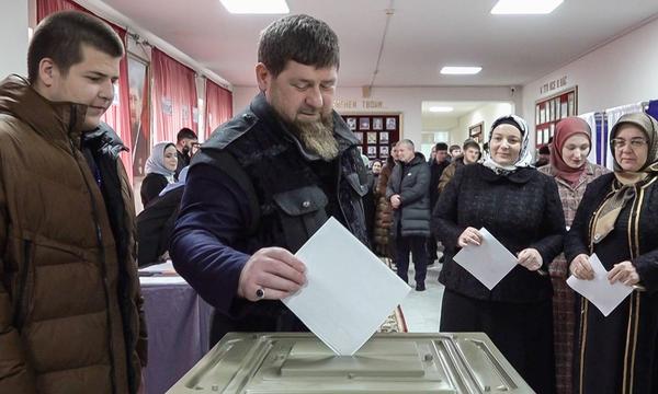 Ramzan Kadyrov wählt bei der russischen Präsidentschaftswahl im März. 