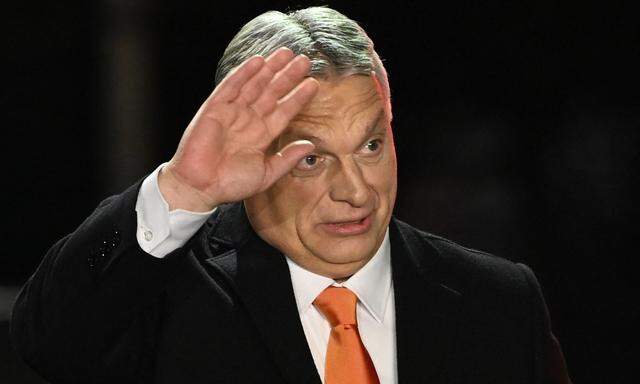Victor Orbán werde "dank seines politischen Talents" und den "von ihm geschaffenen Strukturen" weitgehend selber bestimmen, wie lange er noch die Geschicke Ungarns lenken wolle, schreibt die NZZ. 