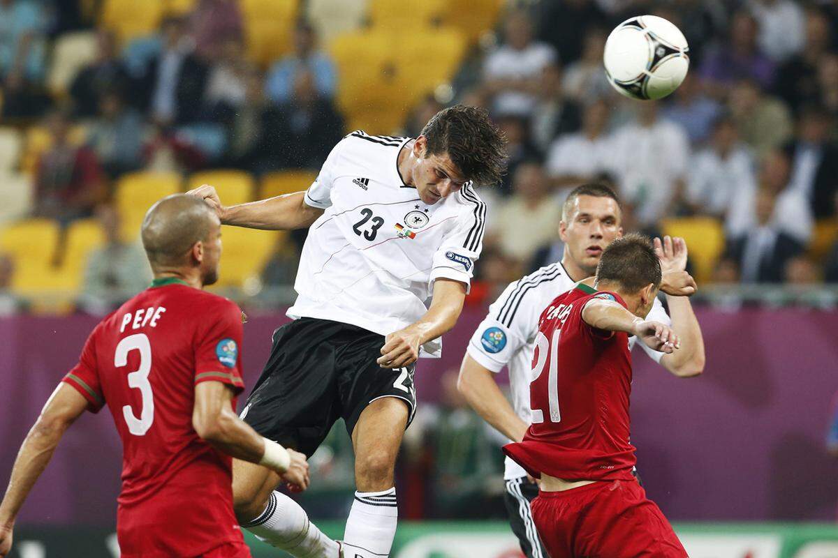 Gomez bekam den Vorzug vor Geburtstagskind Klose - und rechtfertigte diese Entscheidung in Minute 72: Eine noch etwas abgefälschte Khedira-Flanke köpfte ...